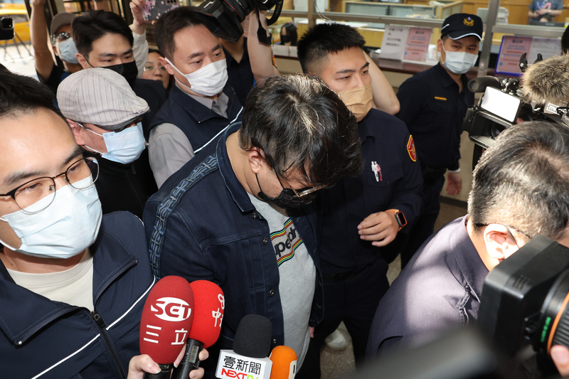 台北市信義區寶林茶室食物中毒案已造成2人死亡，檢方持續調查案情，29日下午接著傳喚寶林黎姓負責人（中）與王姓店長（後左戴帽者）到案，釐清食材採買、存放及烹煮過程等。圖/中央社