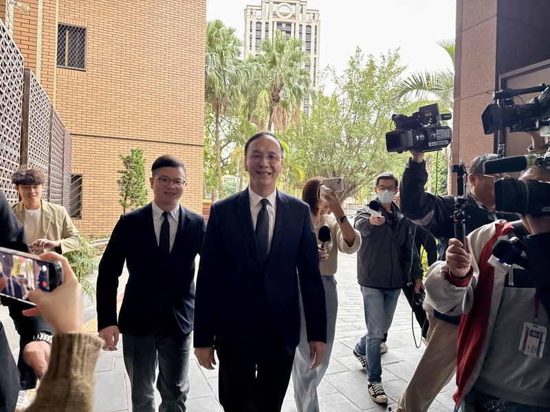 前國民黨主席朱立倫（右）在其子弟兵凌濤（左）的陪同下赴北檢。圖/中央社