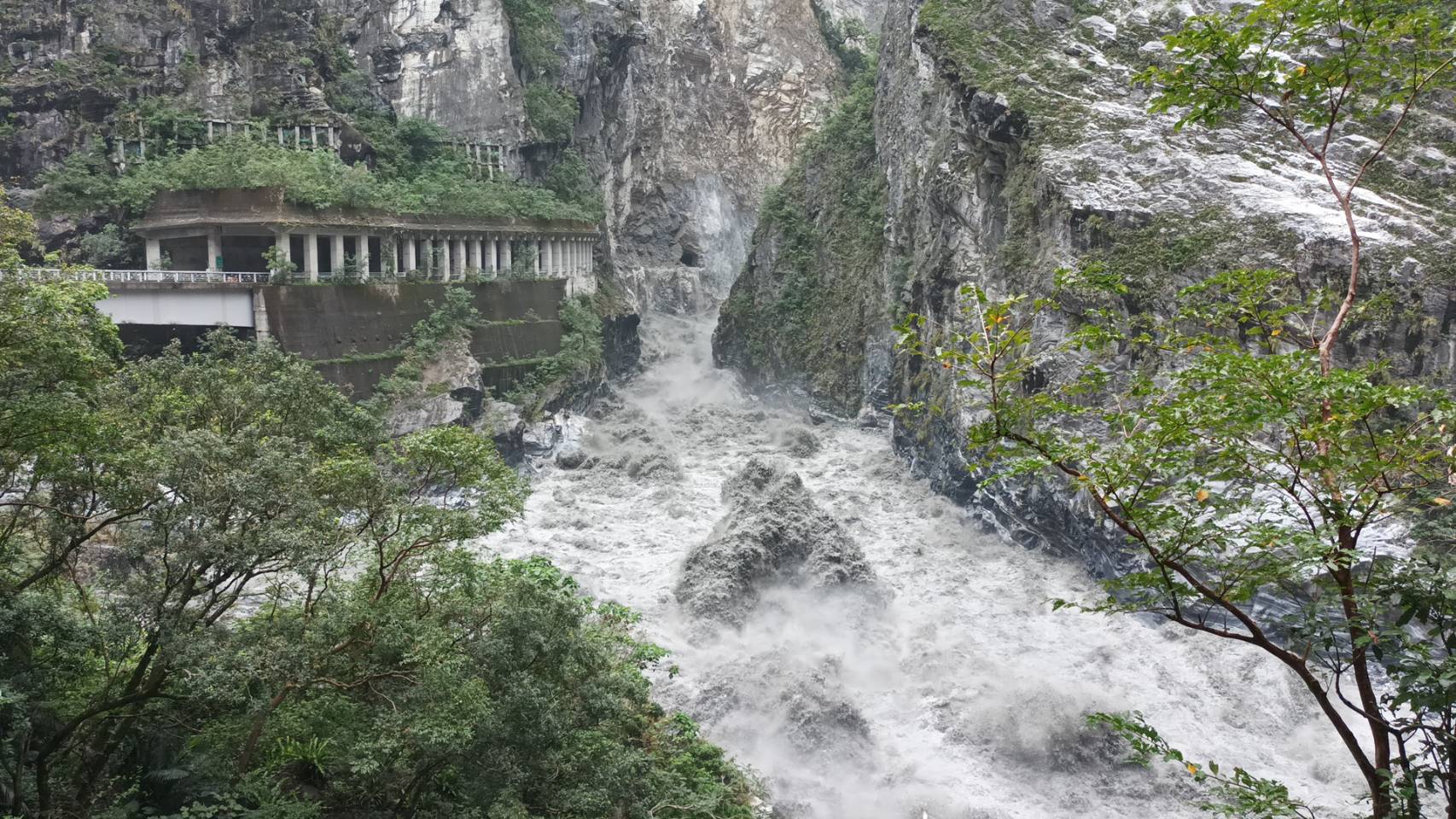 花蓮燕子口堰塞湖29日潰決,圖為水流量最大時。圖/林保署提供