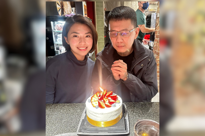 林依婷2022年前當選台南市議員後，當年12月為其父林士傑慶祝生日，足見父女感情深厚。圖/取自林依婷臉書