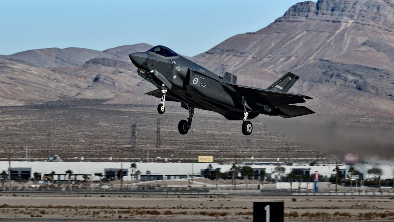 澳洲皇家空軍F-35A本月10日降落在內華達州的內利斯空軍基地，為參加紅旗演習做準備。圖/取自美國空軍官網