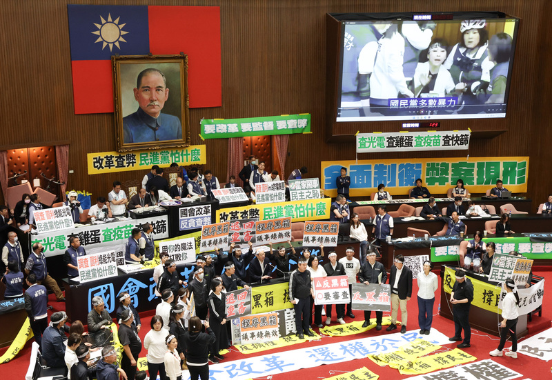 無論是執政黨、反對黨、公民社會、及普羅大眾都應當對民主制度有共識。圖為立法院朝野對修國會改革相關法案缺乏共識。圖/中央社