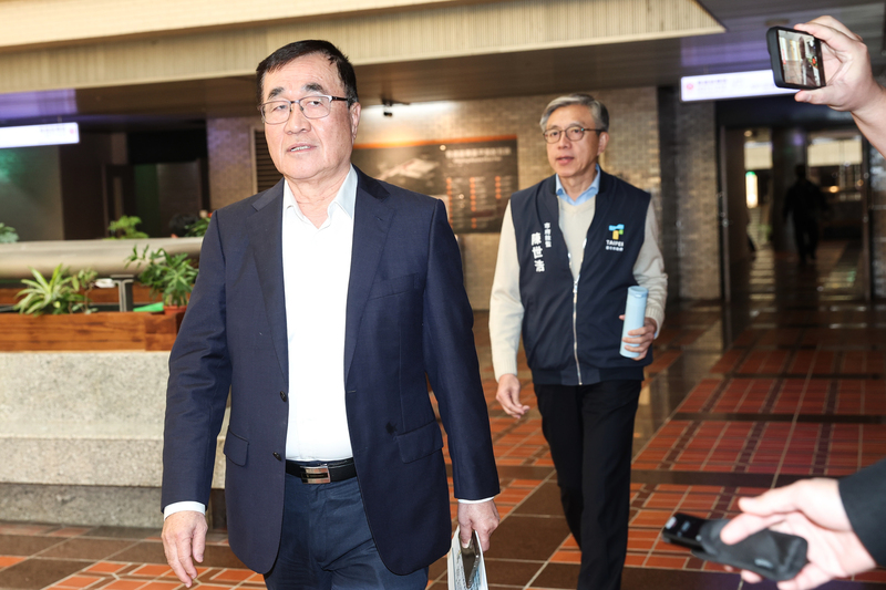 台北市副市長李四川(前)也避談是否會一場「李劉會」,只表示會依黨中央決定。圖/中央社