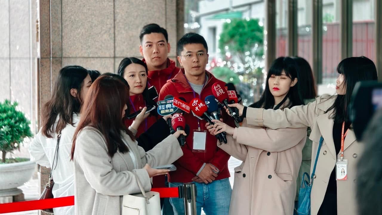 罷免民進黨立委吳沛憶的領銜人李孝亮（中）強調，他是自願承擔相關的責任。圖／取自李孝亮臉書