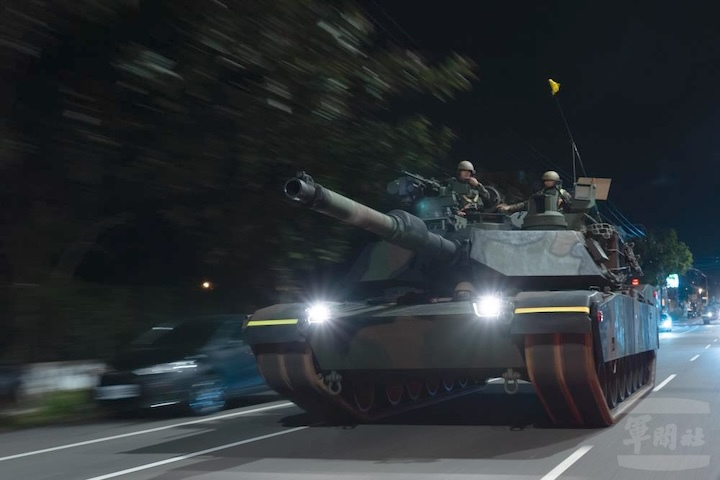 M1A2T戰車於12月24日清晨首度駛出營區。圖/取自軍聞社網站