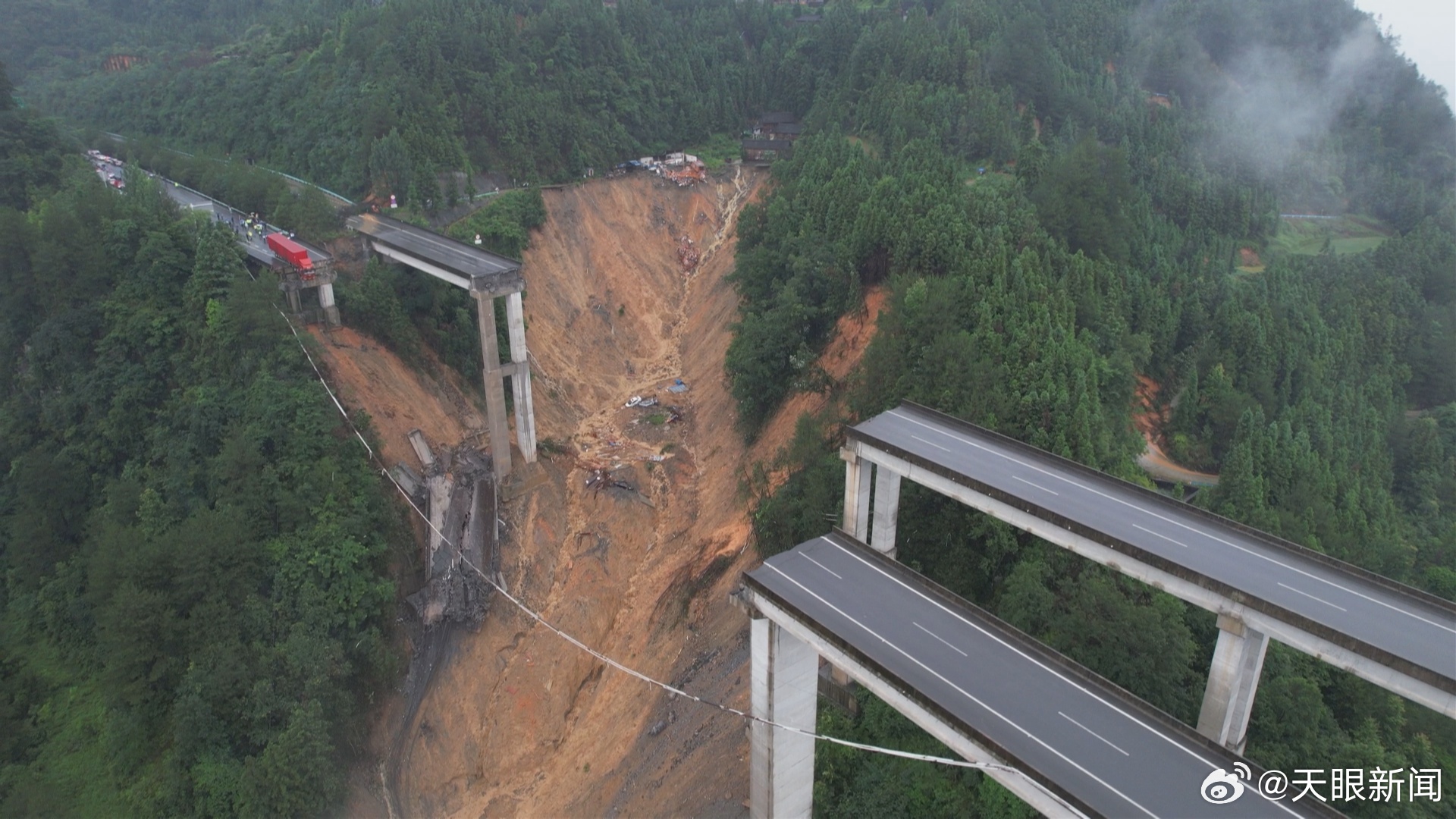 無人機空拍大陸貴州廈蓉高速公路塌毀路段影像。圖/取自天眼新聞微博