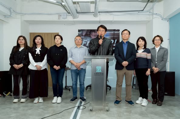 民眾黨主席黃國昌(右4)28日與民眾黨秘書長周榆修(左4)、黨籍立委召開記者會，針對前黨主席柯文哲延押提出抗告。圖/取自民眾黨立委林憶君臉書