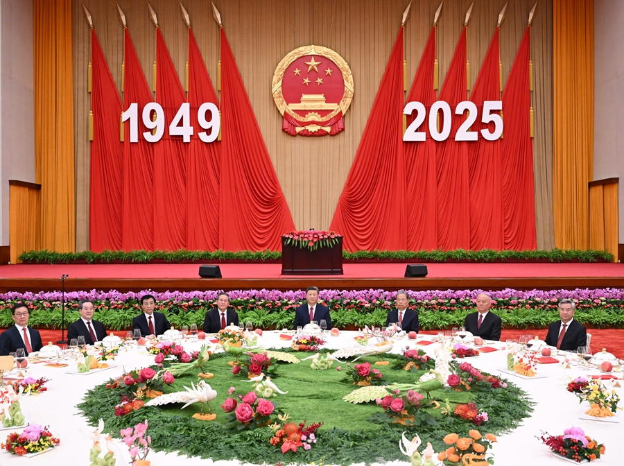 大陸慶祝建政70周年招待會30日晚在人民大會堂舉行，圖為中共領導核心「７常委加１」，從左到右分別是：韓正、丁薛祥、王滬寧、李強、習近平、趙樂際、蔡奇、李希。圖／取自新華社