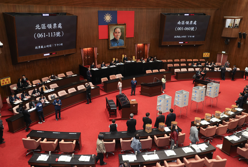 立法院會11日舉行選罷法覆議案記名投票表決，議事人員布置投票所後，隨即展開投票。圖/中央社