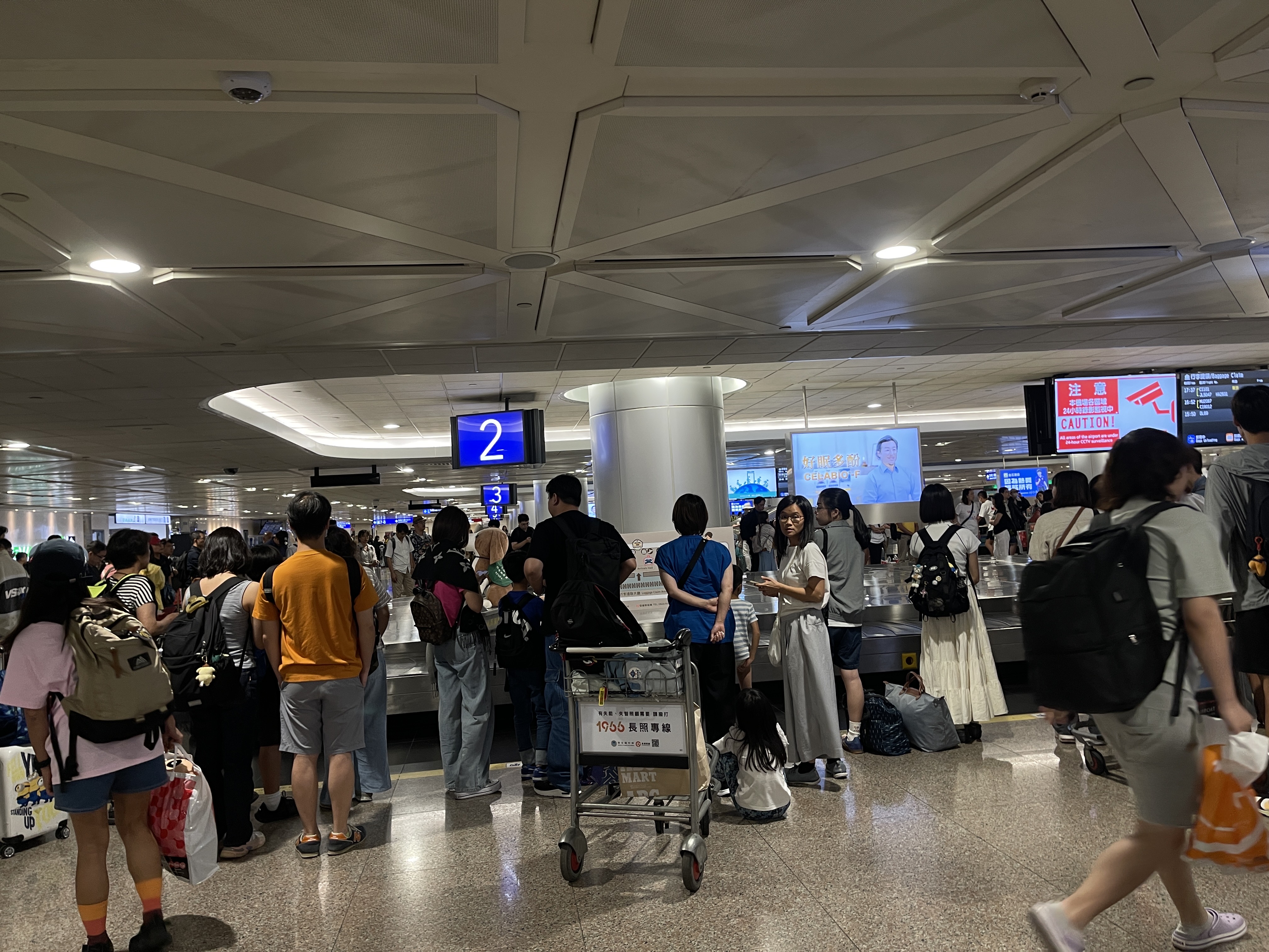 兩岸何時觀光開放？大陸國台辦25日對台灣拋出「三問」，陸委會晚間也做出「三答」。圖為圖為桃園機場入境旅客。圖/陳素貞攝