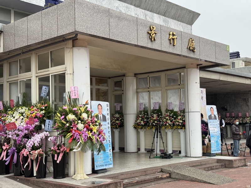 柯文哲父親告別式現場擺放蔡英文、陳水扁、韓國瑜及柯建銘等政壇要角所致贈的花籃，卻唯獨不見賴清德所贈的花籃。圖／中央社