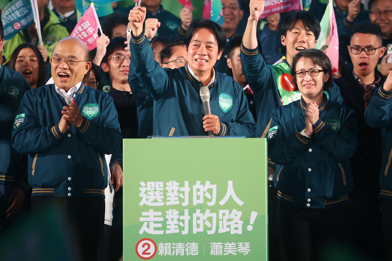 民進黨台獨路線恐招致大陸大規模貿易制裁。圖為民進黨籍總統、副總統當選人賴清德（前中）、蕭美琴（前右）於12日選前之夜造勢活動現場。圖/中央社