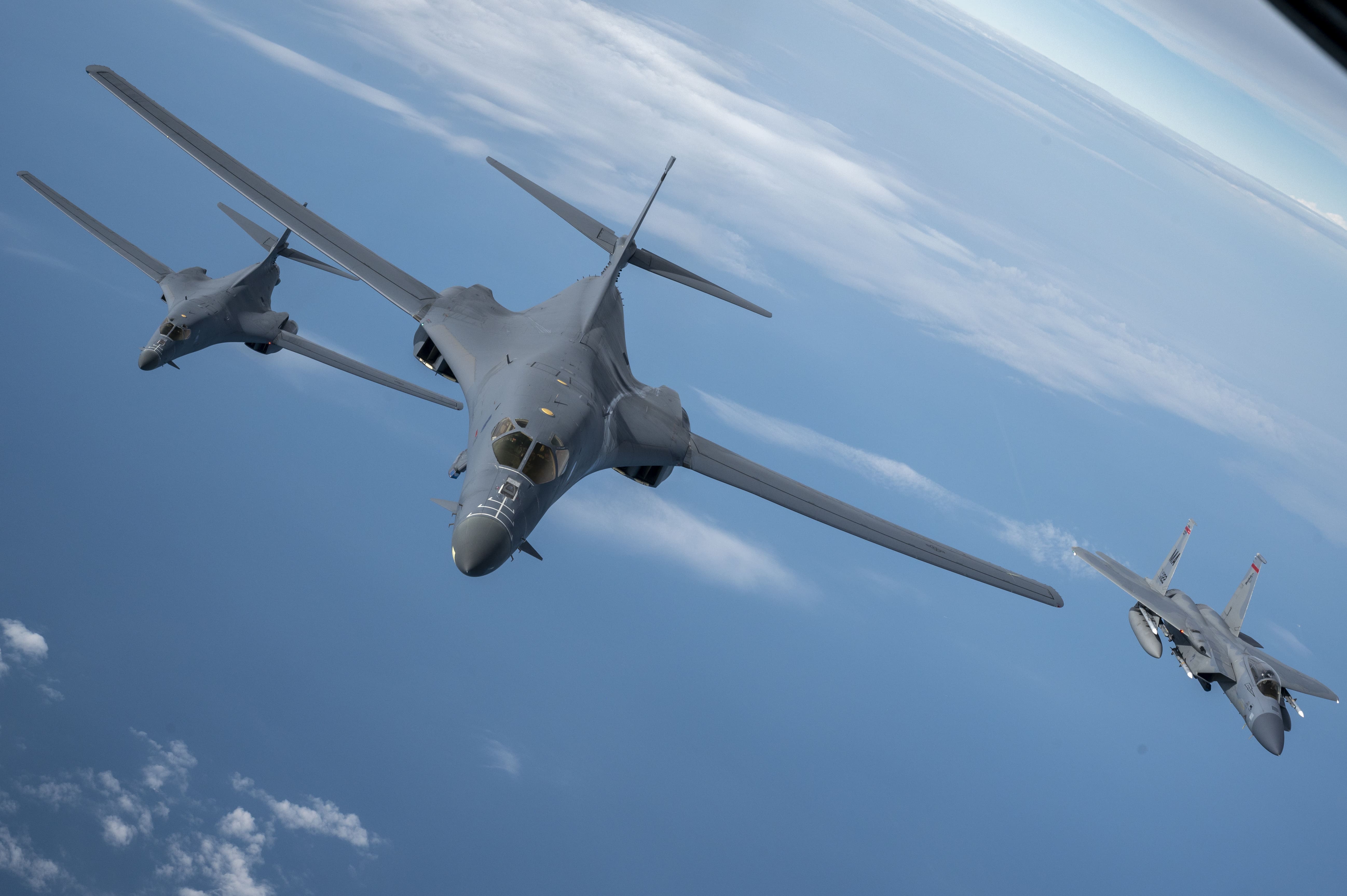 一架美國空軍F-15C鷹演練攔截兩架進入北美東海岸防空識別區的B-1B槍騎兵轟炸機。圖/取自美國空軍官網