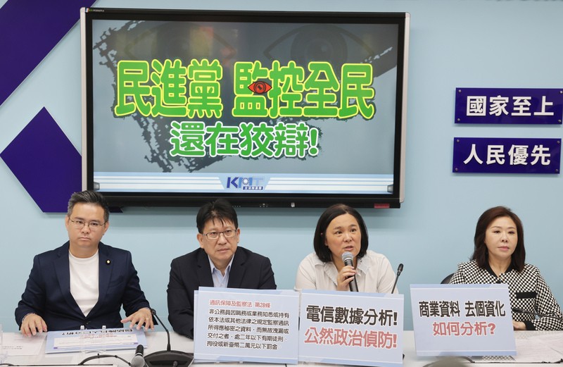 民進黨政策會執行長王義川稱，可用手機訊號定位分析出在立院外群眾年齡。國民黨立法院黨團首席副書記長林思銘（左2）、立委李彥秀（右）、陳玉珍（右2）、黃健豪（左）29日在立院黨團舉行記者會，指王義川行為已明顯違法，要求王義川講清楚如何取得人民個資。圖/中央社