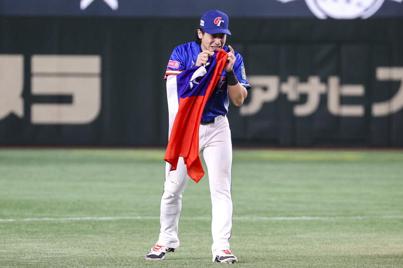 世界12強棒球賽中華隊以4:0完封日本,奪得世界冠軍隊長陳傑憲烙下感動的淚水。圖/中央社