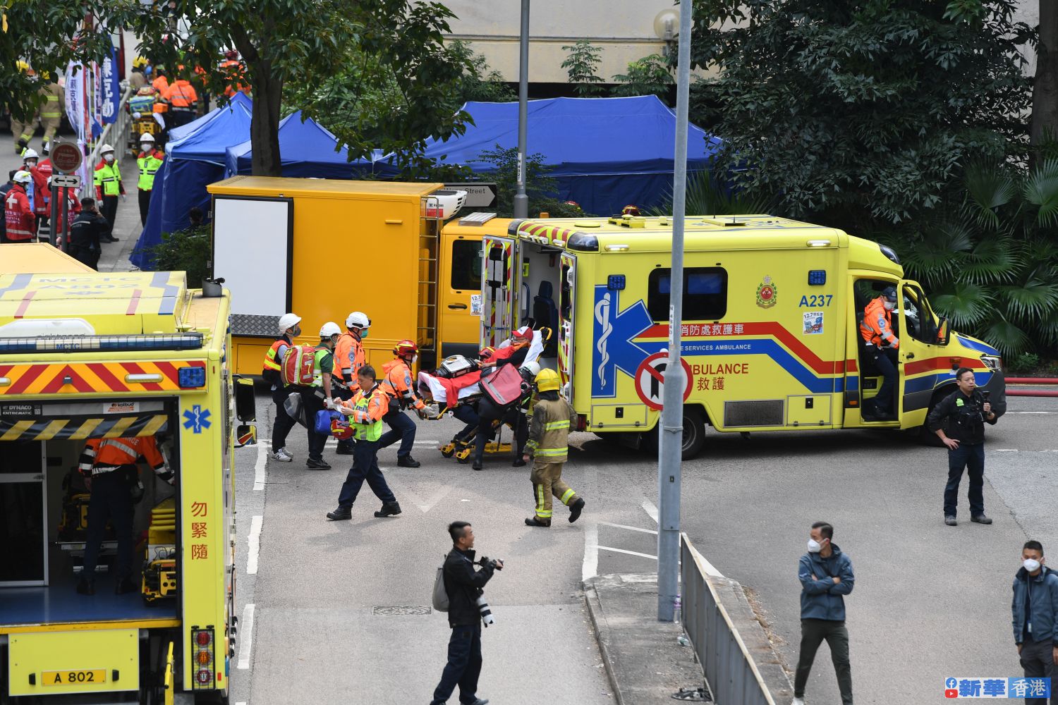 「宏福苑」住宅群的惡火造成至少44人罹難、62人受傷,另有279人失聯。圖/ 取自新華香港