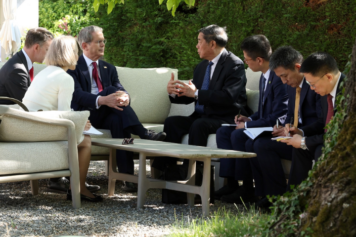 人民日報《鐘聲》連發兩評 指中國不追求貿易順差 根源在美經濟結構