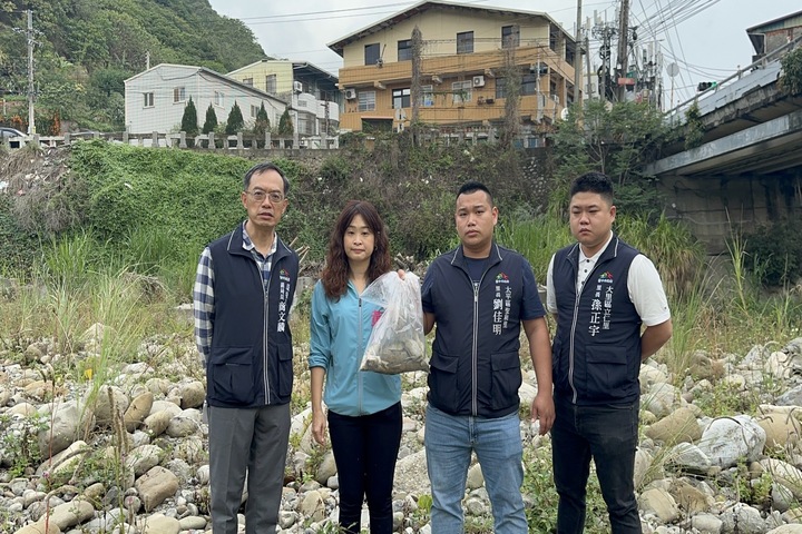 台中市議員黃佳恬（左二）到出現死魚的溪床。圖/取自黃佳恬《臉書》官方粉專