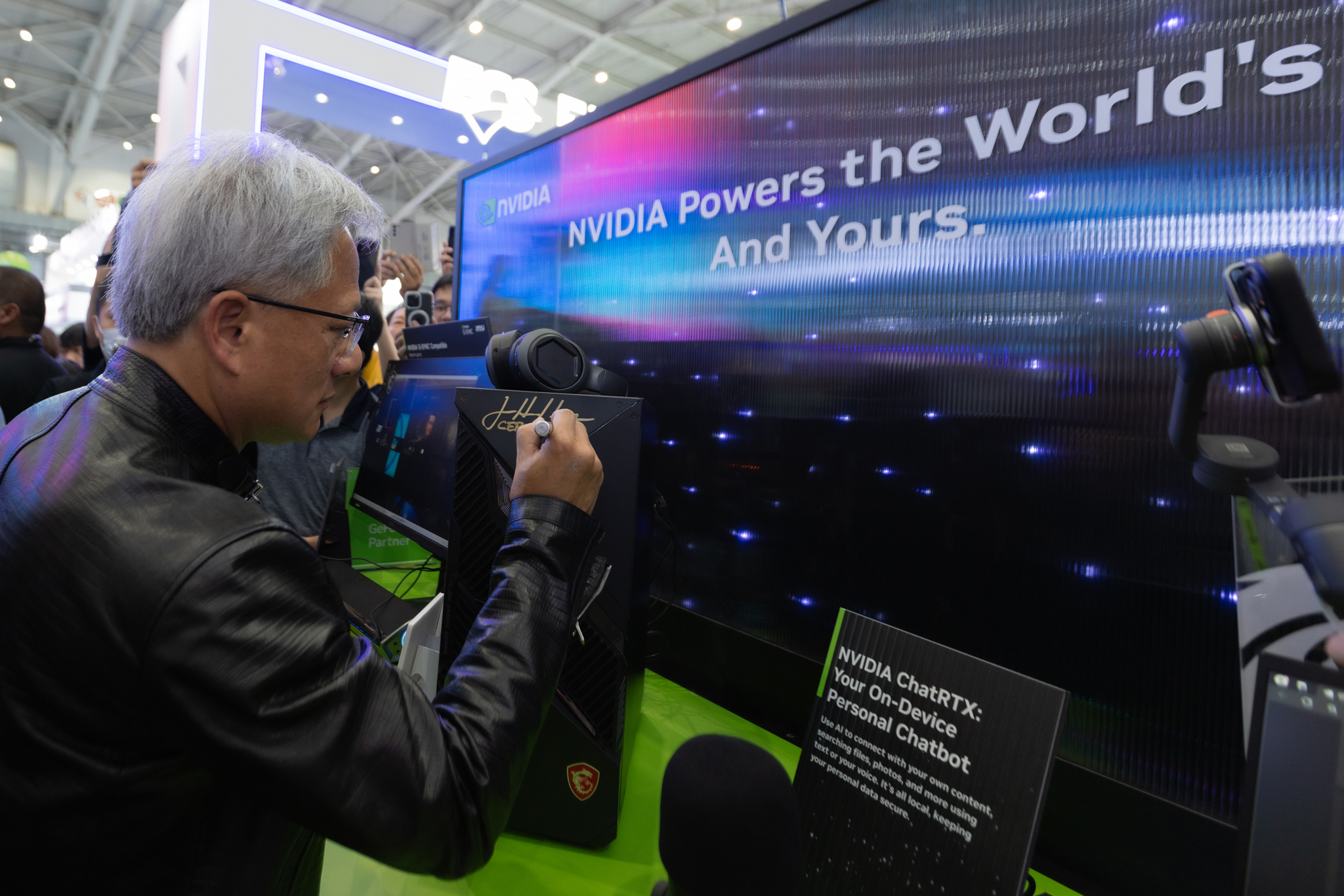 黃仁勳造成的轟動，部分原因來自他十分「接地氣」，並具謙卑的特質，如此以「仁」心出發，十分發人省思。圖/ NVIDEA Taiwan 臉書粉絲專頁取自