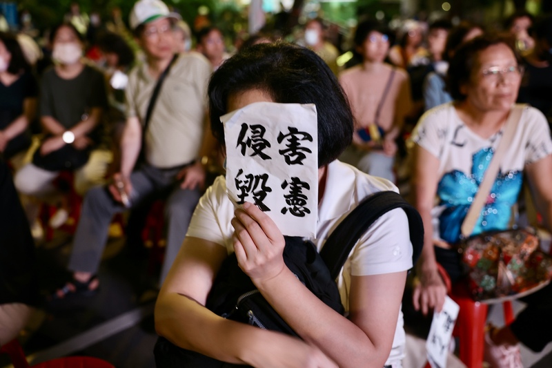 行政院提出的國會改革覆議案21日在立院失敗後，民進黨已兵分多路準備提釋憲案。圖為立院表決覆議案當日，青鳥在立院前抗議。圖／中央社