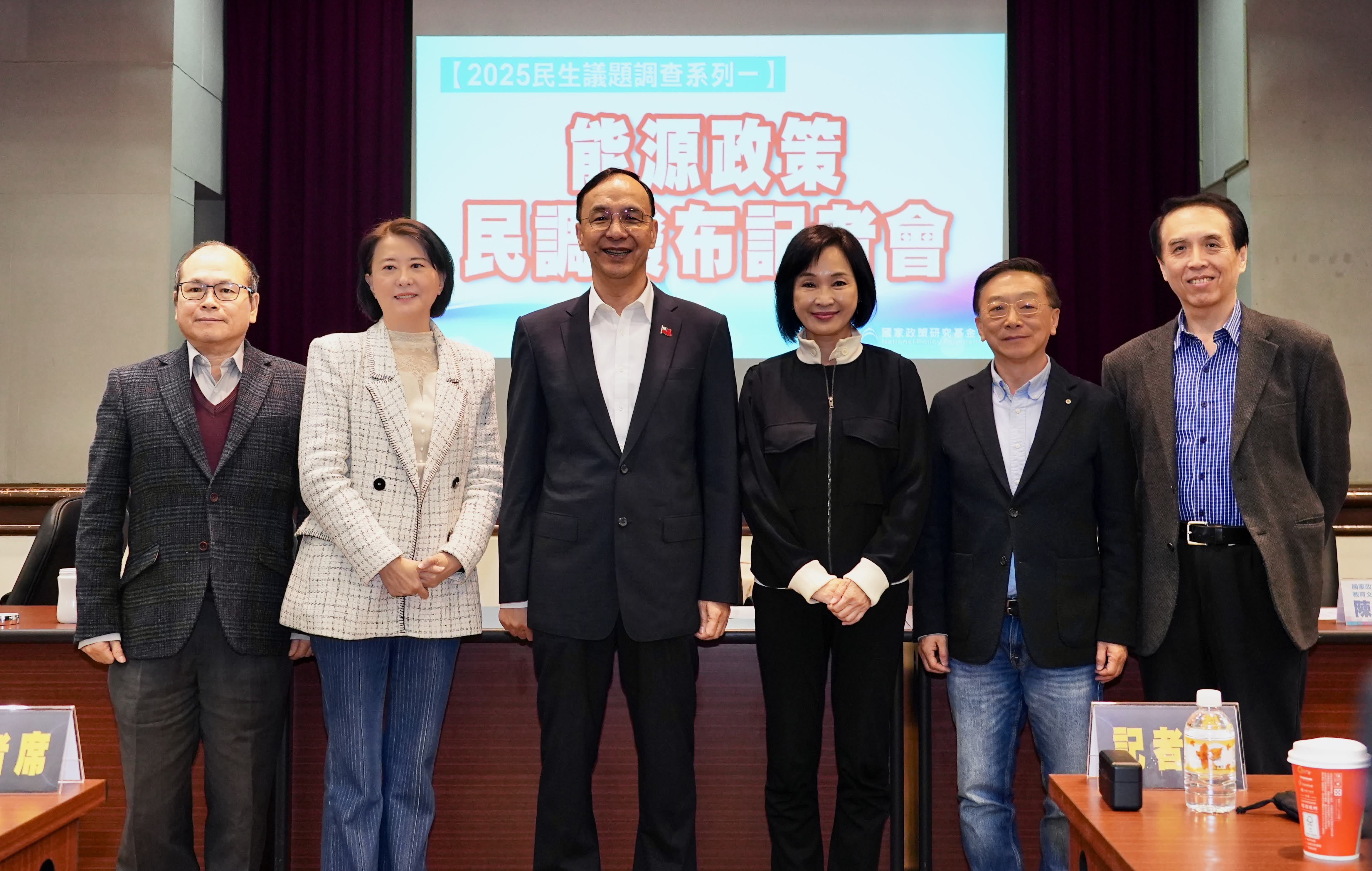 國政基金會17日公布能源政策相關民調，57.8％受訪者贊成將「非核家園」改為「非碳家園」。圖/國政基金會提供