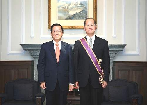 前總統陳水扁2007年7月頒授「二等景星勳章」給前駐美國代表處代表李大維。圖/取自總統府官網