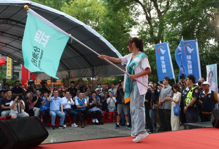 民眾黨新北市議員參選人陳怡君(前中)後援會成立大會18日在中和福和宮旁舉行,現場進行授旗儀式,期盼打贏選戰。新北市長侯友宜、國民黨新北市長參選人李四川到場力挺。圖/中央社