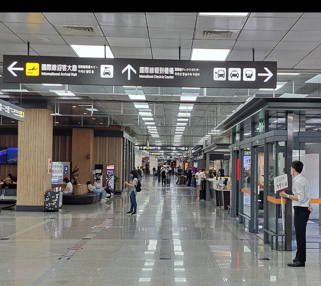5月31日下午一度傳出，大陸不再批准台歐航線飛越新疆。圖為松山機場出境大廳。圖/宋秉忠攝