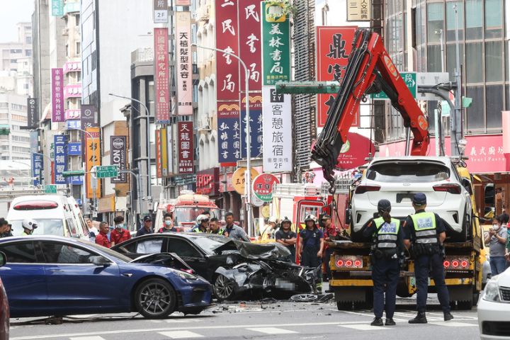 無照老翁台北街頭連撞釀8傷 無照造成死傷是酒駕5至6倍