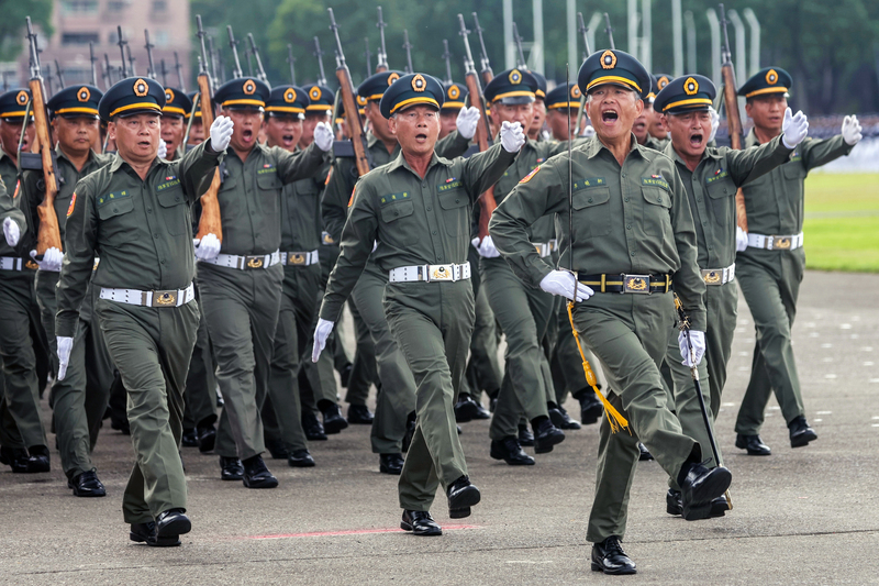 黃埔百年校慶16日上午在陸軍官校舉行，陸軍官校校友連踢正步經過觀禮台。圖/中央社
