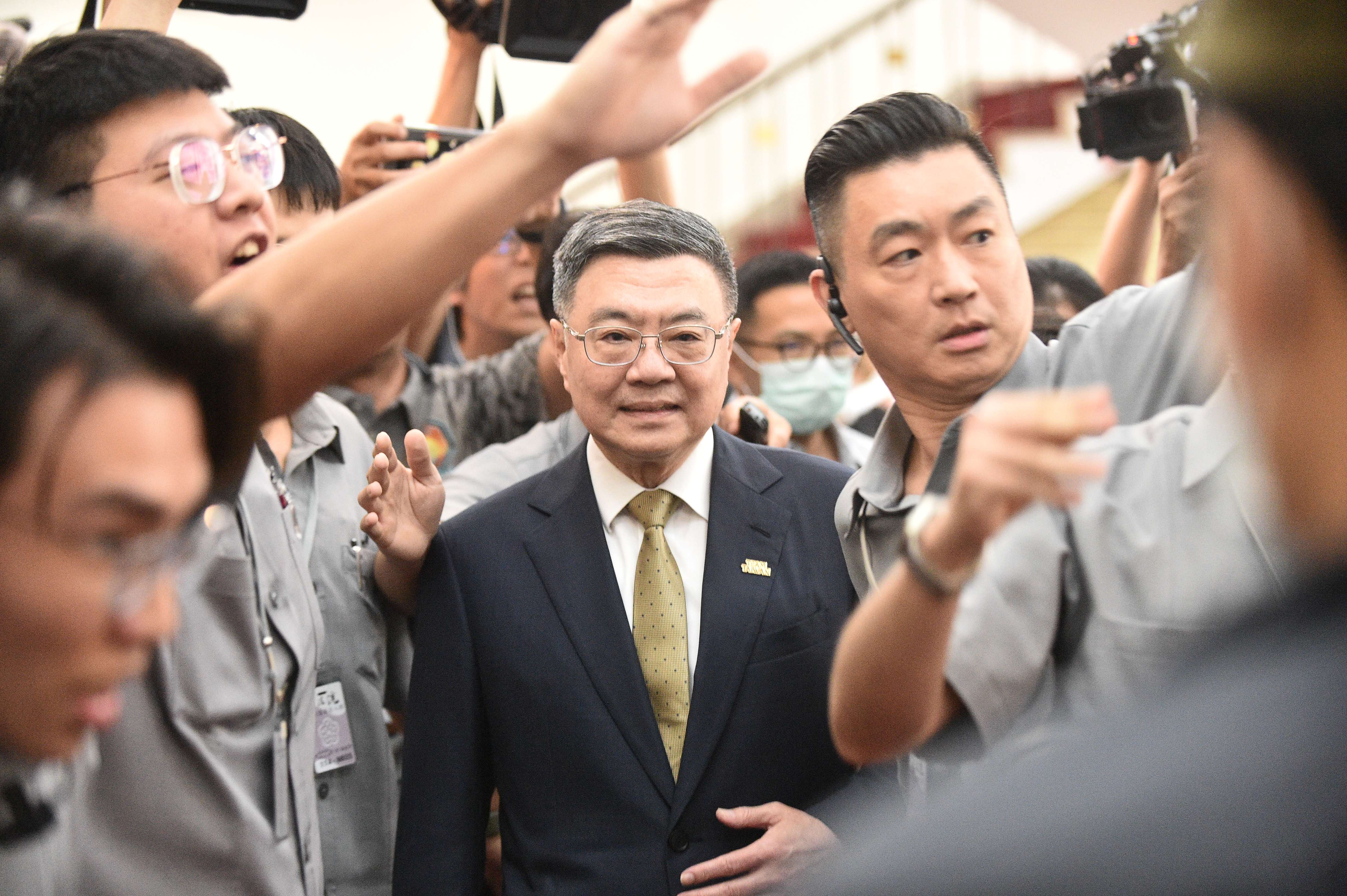行政院長卓榮泰11日赴立法院報告美國高關稅對我產業衝擊影響評估。圖/記者陳思豪攝 