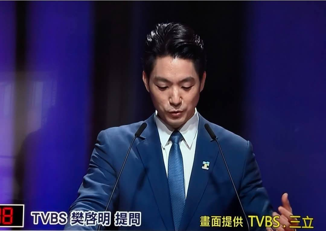 【首都市長電視辯論】媒體提問時蔣萬安頻繁看稿被綠媒質疑洩題　真相是沈伯洋事前也看到