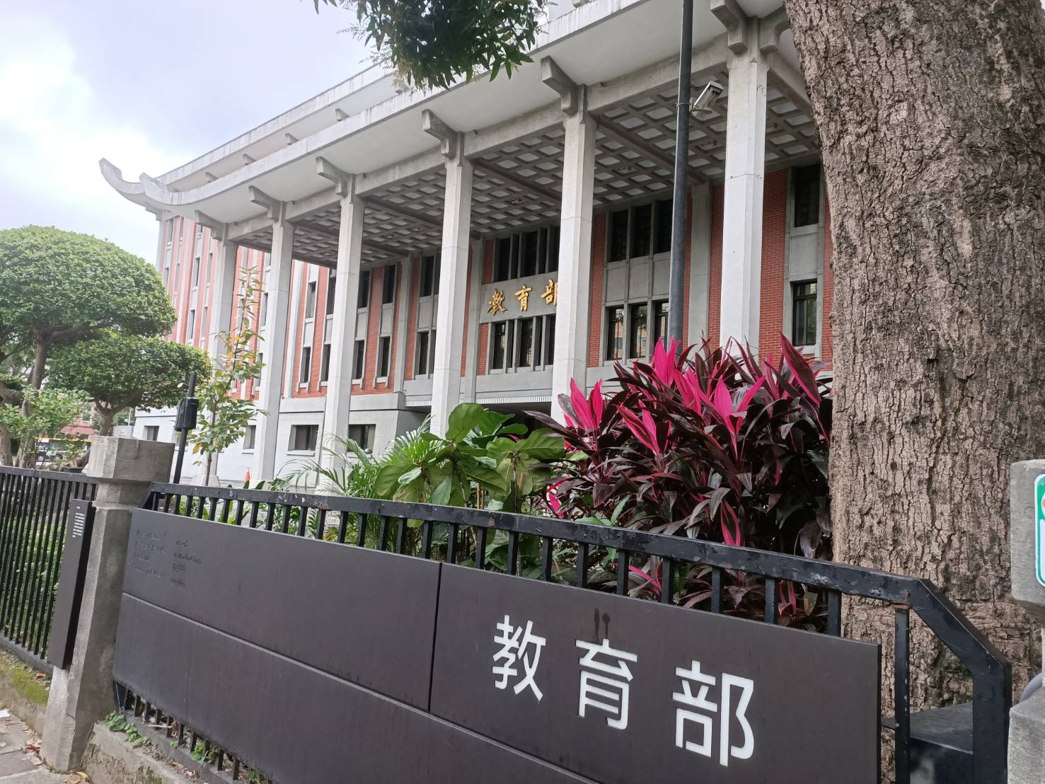 教育部入口25日沒有任何節慶裝飾。圖/記者簡立欣攝