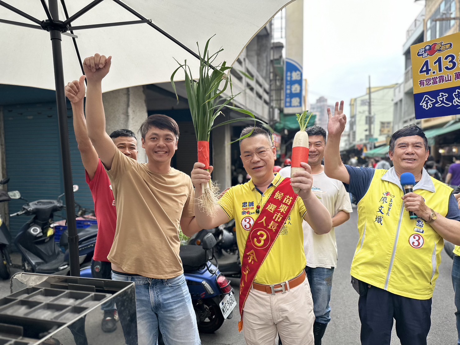 苗栗市長補選，3號候選人余文忠市場掃街拉票，受到熱烈歡迎。 圖/讀者提供