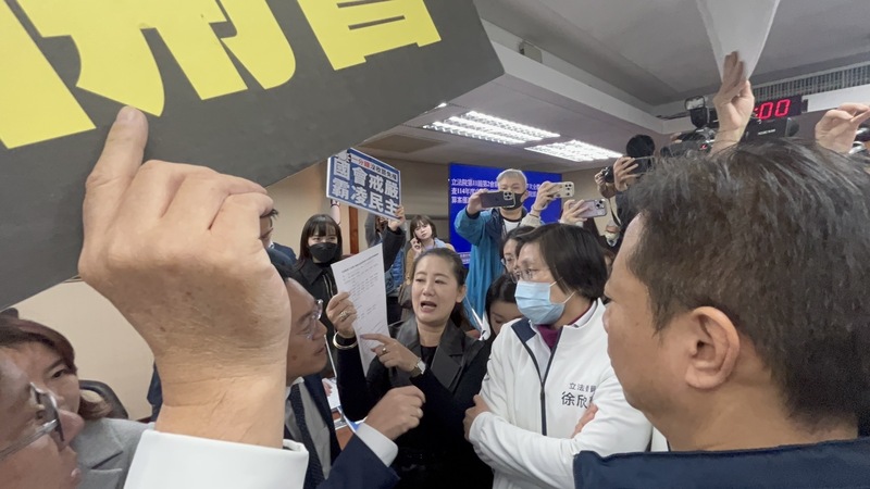 民進黨立委18日占據內政委員會主席台，反對確認16日的會議議事錄。圖/中央社
