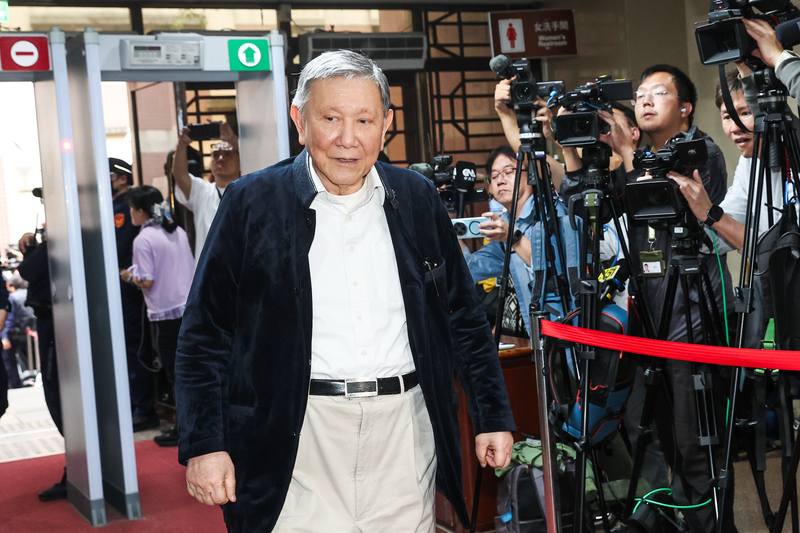 前台北市長柯文哲涉及京華城、政治獻金等4大案,台北地檢署求刑28年6月,台北地院26日下午進行一審宣判,已命柯文哲、沈慶京、應曉薇、李文宗等4名被告到庭。威京集團主席沈慶京(中)到庭聽判,面對媒體提問不發一語。圖/中央社