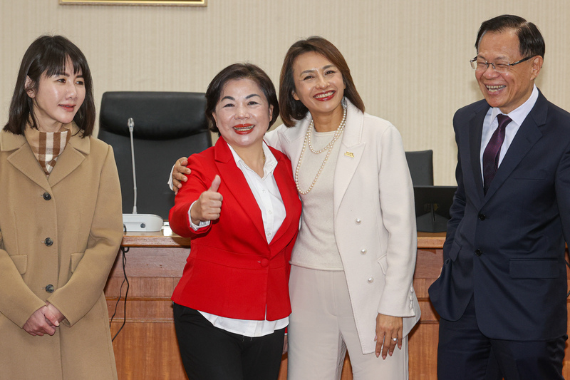 立法院29日上午舉行常設委員會召委選舉，由民進黨立委邱議瑩（右2）、國民黨立委楊瓊瓔（左2）當選經濟委員會召委，兩人相互擁抱致意。圖/中央社