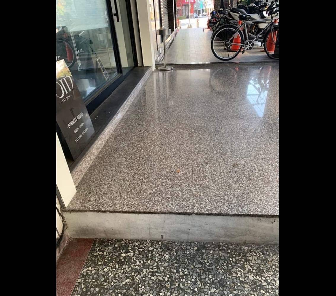 高雄騎樓高低不平，成為行人困境。圖/取自彭錦鵬臉書