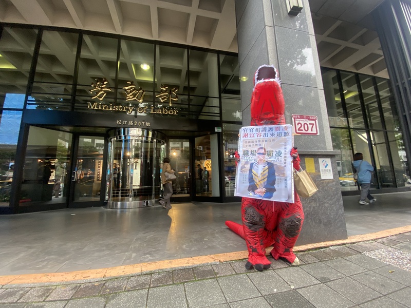 勞動部分署長謝宜容被爆背景雄厚有靠山，民眾今（21日）舉牌到勞動部前進行抗議。。圖/中央社