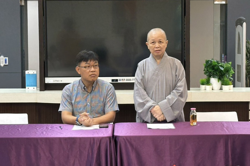 玄奘大學張姓學生涉虐貓,校長簡紹琦(左)、宗教與文化學系主任釋昭慧(右)召開記者會致歉,但卻被外界發現早在3年前就有學生在2周內虐死51隻動物。圖/中央社