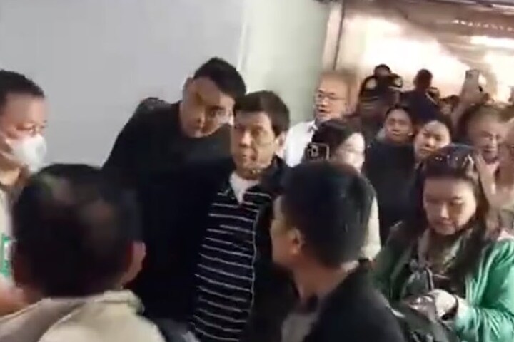 菲律賓前總統杜特蒂在機場被警方帶走。圖/取自馬尼拉公報《YouTube》官方頻道