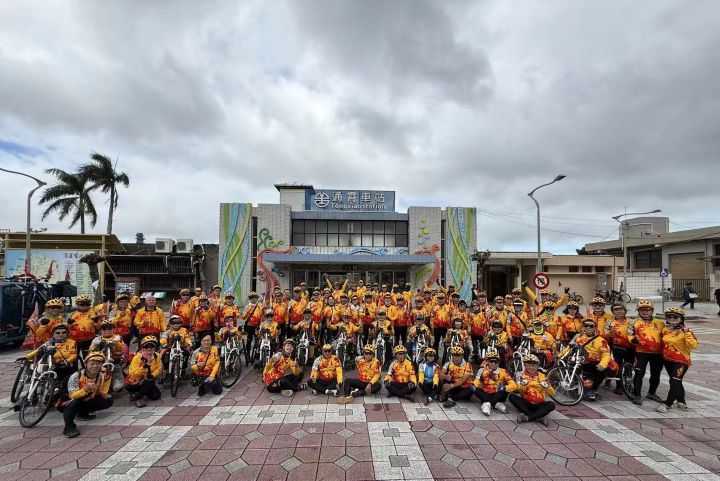 關聖帝君赤兔鐵馬環台騎行隊抵達通宵火車站，站前大合影。圖/張蔭泉攝