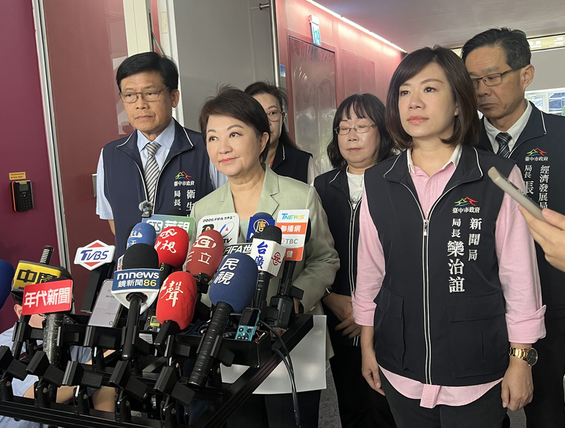 台中市長盧秀燕(中)7日宣布,反覆查證後,將對設籍台中市的中聯、福壽、福懋3家公司,根據食安法規定,採取最高罰則,每家各罰新台幣300萬元。圖/中央社
