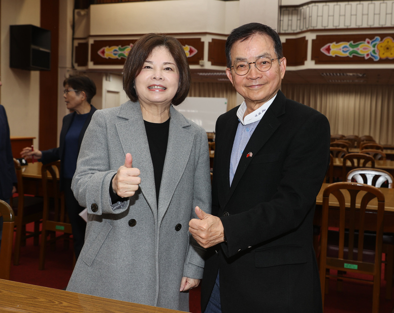立法院新會期各常設委員會5日舉行召委選舉，財政委員會推舉民進黨立委賴惠員（前左）、國民黨立委賴士葆（前右）擔任召委。圖/中央社