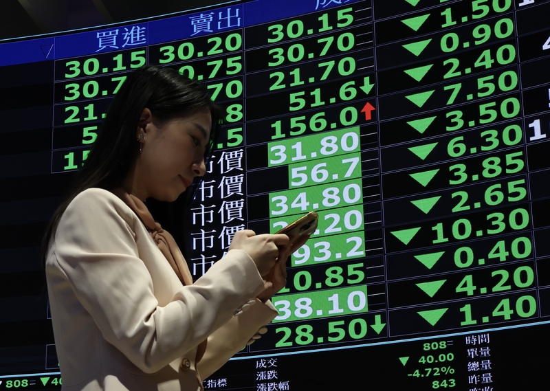 美國總統川普宣布對等關稅，台灣遭課徵32%。圖為台北股市8日開低走低，收盤跌772.4點。圖/中央社