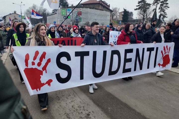 師生示威遭當局清算　塞爾維亞最年輕城市數千人上街抗議
