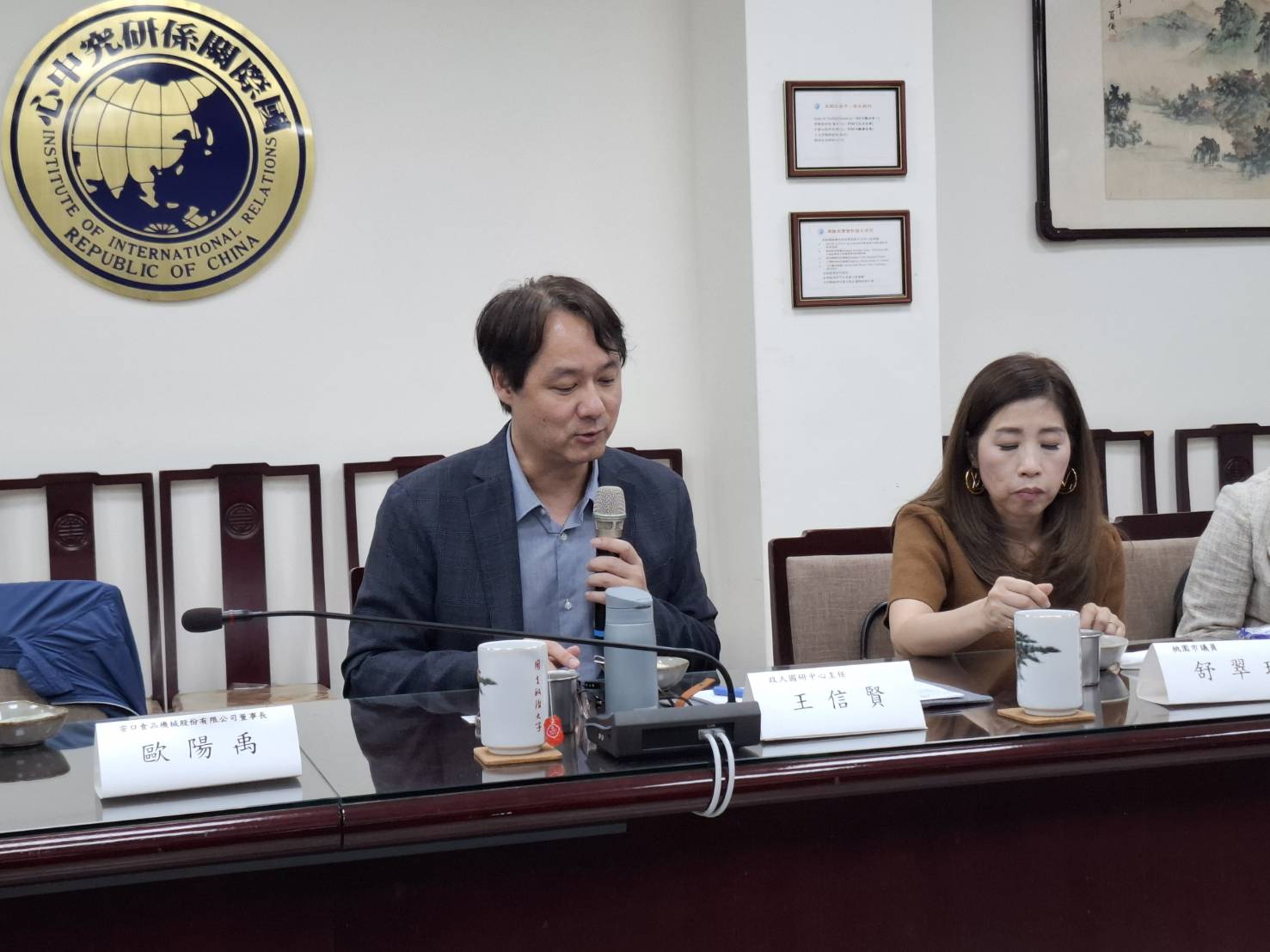 王信賢(左)認為,川普可能將台積電與台灣的地緣政治意義切開處理,把台灣當成純粹的供應商或籌碼,而非民主同盟重要夥伴。這將前弱台灣在戰略對話中的話語權。圖右為與會的桃園市議員舒翠玲。圖/梅花新聞網攝