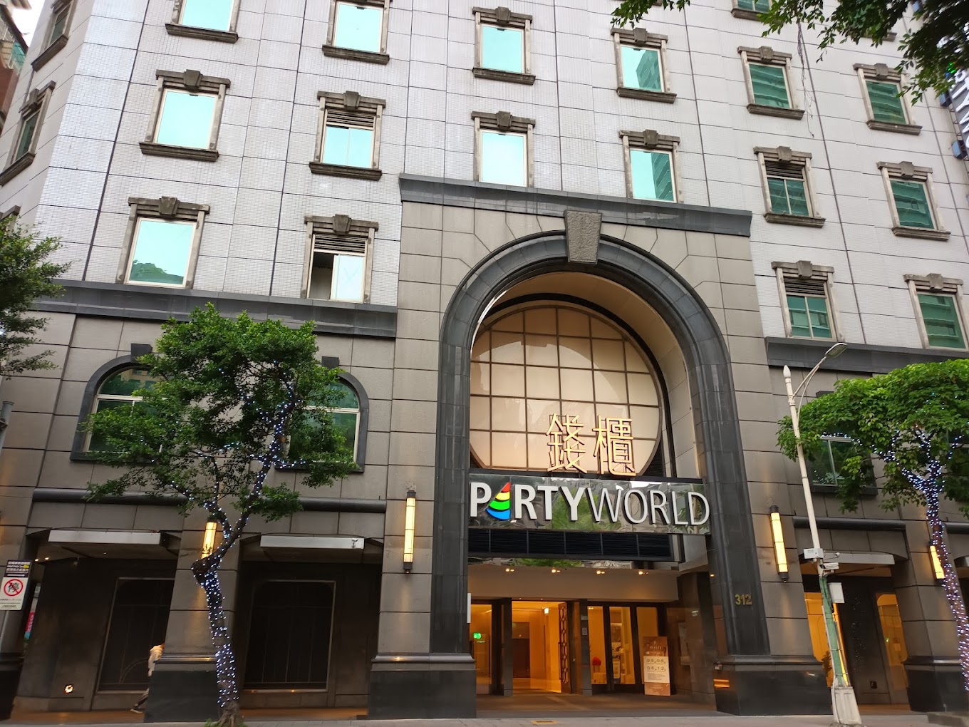 台北市林森北路錢櫃KTV2020年4月發生一場大火，造成6人死亡、54人送醫，台北地院昨日開庭審理此案，一位倖存者坐輪椅出庭，形容當時的慘況。圖/翻攝畫面