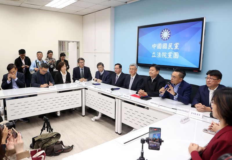 行政院長陳建仁（中右4）與行政院副院長鄭文燦（中右5）等人，17日上午拜會國民黨立法院黨團。圖/中央社