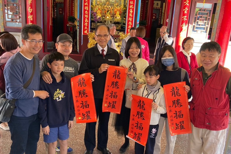 立法院長游錫堃（中）20日返回故鄉宜蘭，與民眾一起參加龍年新春揮毫活動。中央社